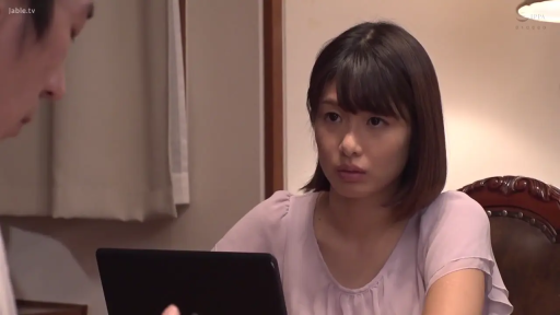 专注 · 笔记本电脑 · 室内房间 · 女性面部特写 · 浅粉色短袖上衣