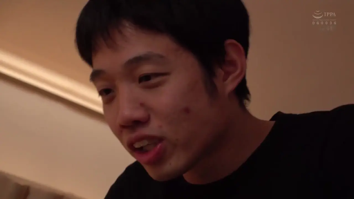 室内 · 嘴巴微张 · 脸部特写 · 黑色T恤