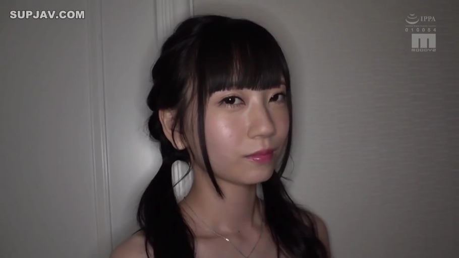 室内 · 锁骨特写 · 直视 · 露肩装 · 项链