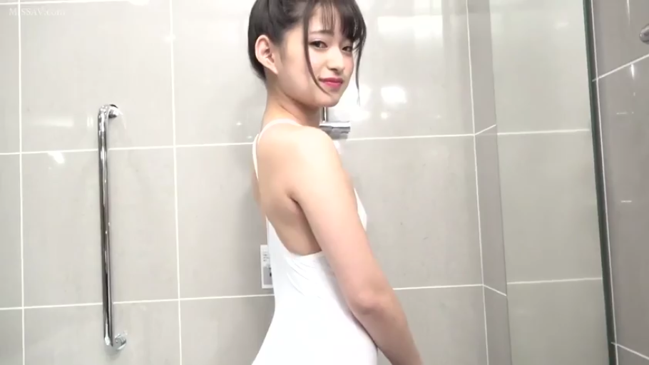 肩部及背部特写 · 浴室 · 勾人 · 白色连体泳衣
