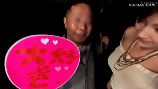 室内 · 站立 · 中景 · 微笑 · 互动 · 露肩上衣 · 粉色标语牌