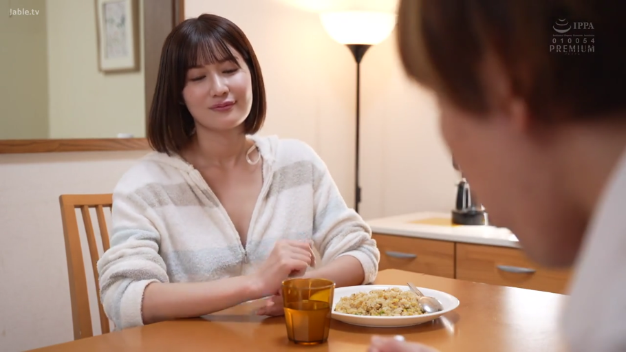 坐姿 · 餐厅 · 温柔 · 熟女 · 家居服 · 用餐 · 餐具 · 半身像