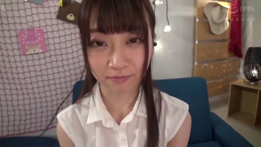 室内 · 坐姿 · 脸部特写 · 微笑 · 白色衬衫 · 注视镜头 · 长发 · 蓝色沙发