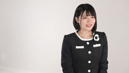 室内 · 站立 · 微笑 · 交流 · 上半身 · 职业制服 · 短发