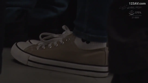 室内 · 站立 · 帆布鞋 · 脚部特写