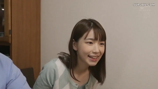 室内 · 脸部特写 · 开朗 · 浅绿色菱格纹针织衫