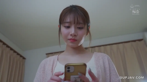 室内 · 站姿 · 自然 · 面部特写 · 看手机 · 手机 · 针织开衫