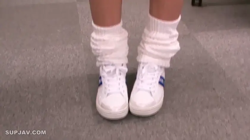 室内 · 足部特写 · 站立 · 展示 · 恋足 · 运动鞋 · 泡泡袜