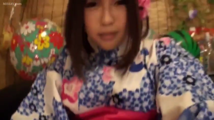 室内 · 注视镜头 · 顔部のクローズアップ · 浴衣 · 花饰 · 背景有气球