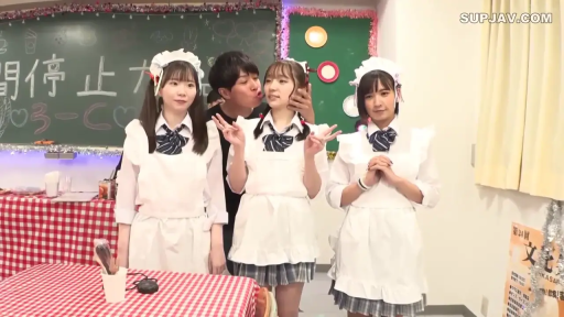 教室 · 面无表情 · 制服裙 · 头饰 · 黑板上有文字