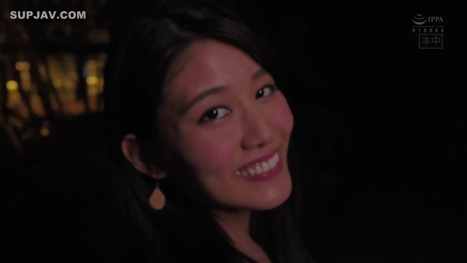 室内 · 脸部特写 · 黑色上衣