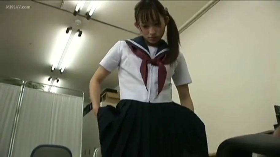 专注 · 日本女高中生制服 · 上半身近景 · 教室内或办公室
