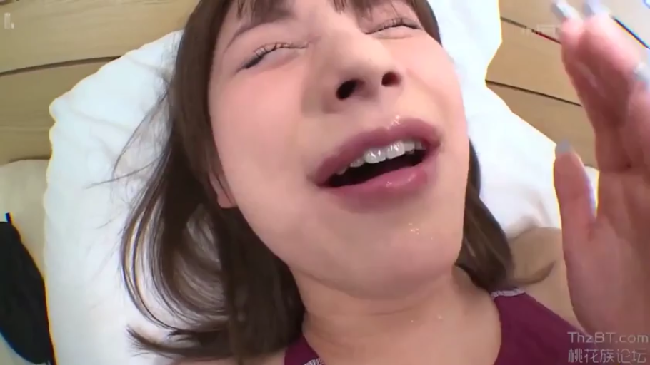 脸部特写 · 卧室 · 仰卧 · 紫色背心