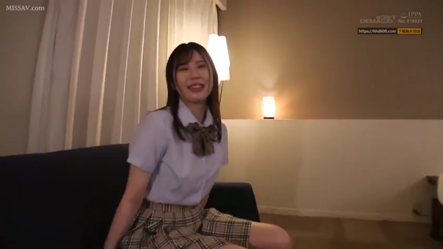 室内 · 坐姿 · 中景 · 沙发 · 微笑 · JK制服 · 长发 · 互动