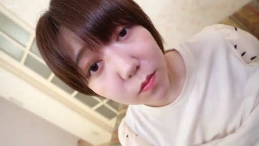 室内 · 平静 · 面部特写 · 凝视 · 短发 · 俯视 · 白色长袖上衣