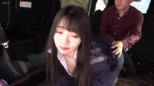 上半身特写 · 眼角含泪 · 深色制服外套 · 汽车内部 · 后入预备动作