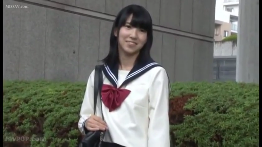 微笑 · 上半身特写 · 白色水手服上衣 · 户外街道 · 单肩包