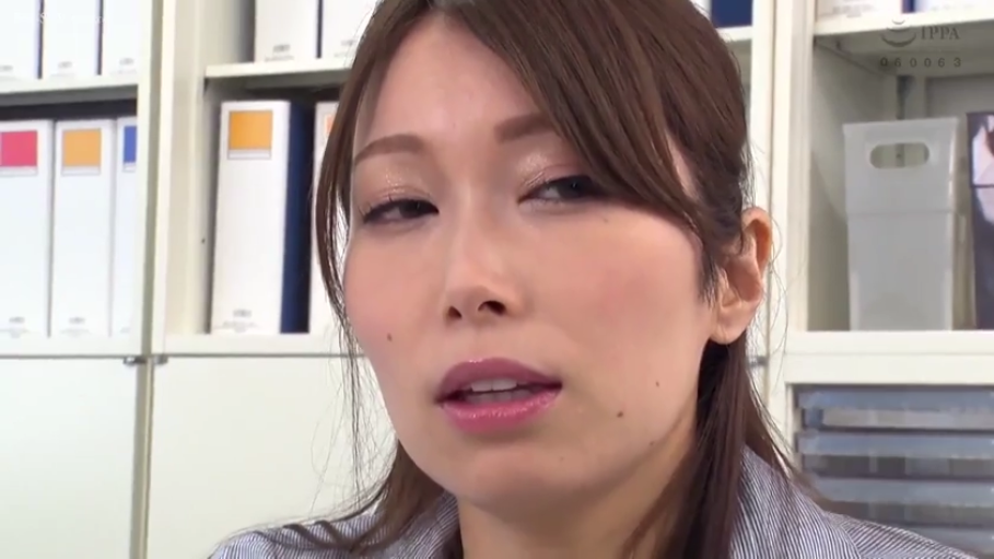 办公室 · 半睁眼 · 条纹衬衫 · 面部特写 · 高光唇釉