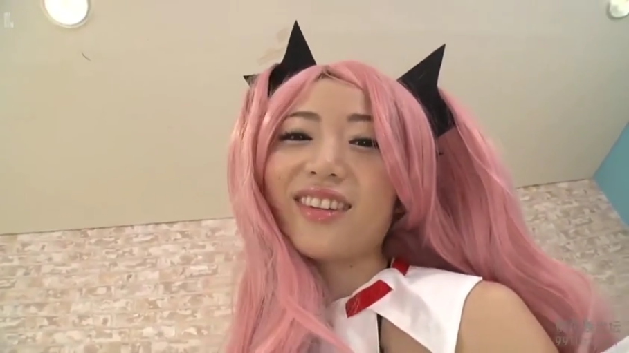 室内 · 脸部特写 · 诱惑 · 白色角色扮演服装 · 黑色尖角头饰