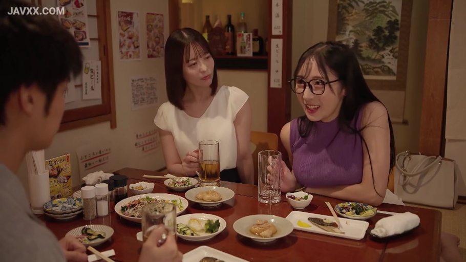 交谈 · 居酒屋 · 紫色无袖针织上衣 · 啤酒 · 戴眼镜女子的面部特写 · 桌上摆满菜肴
