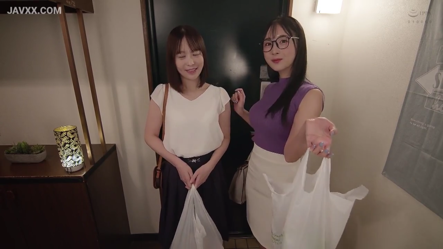 玄关 · 注视 · 黑色长裙 · 购物袋 · 人物半身特写