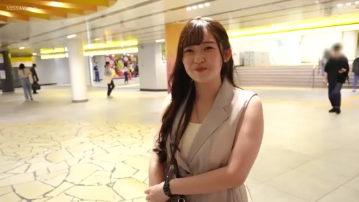 微笑 · 注视 · 上半身 · 长发 · 正面站立 · 单肩包 · 地铁站 · 无袖西装