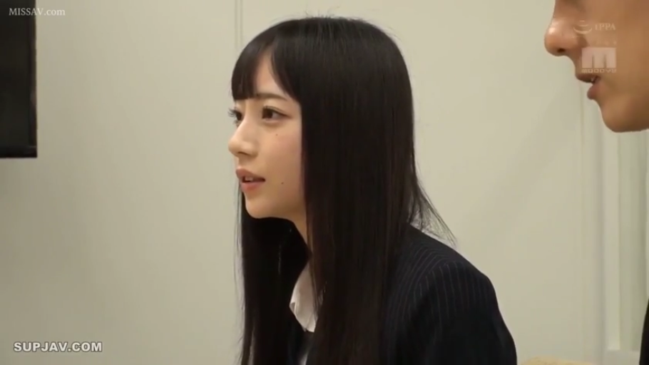 室内 · 坐姿 · 平静 · 对话 · 职业装 · 侧脸 · 黑长直