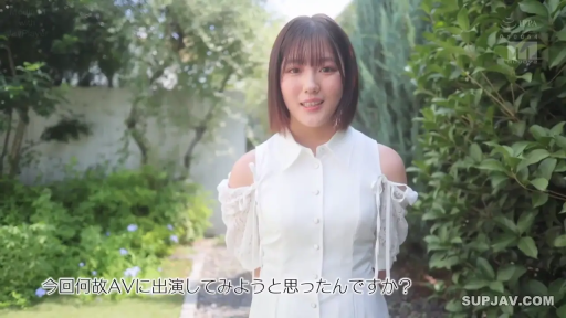 微笑 · 中文字幕 · 户外花园 · 白いオフショルダートップ · 脸部中景特写