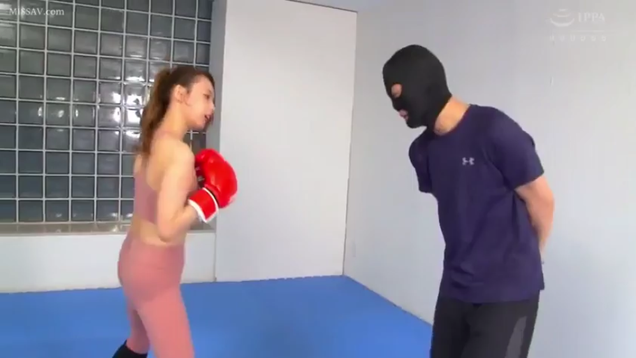 警惕 · 头部特写 · 红色拳击手套 · 粉色紧身运动裤 · 室内训练室