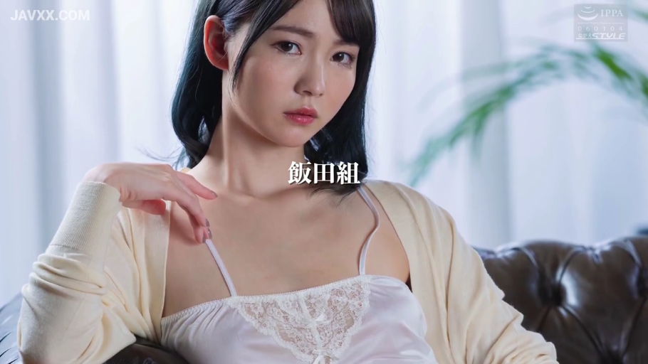 沙发 · 面无表情 · 锁骨及胸部特写 · 白色吊带蕾丝内衣