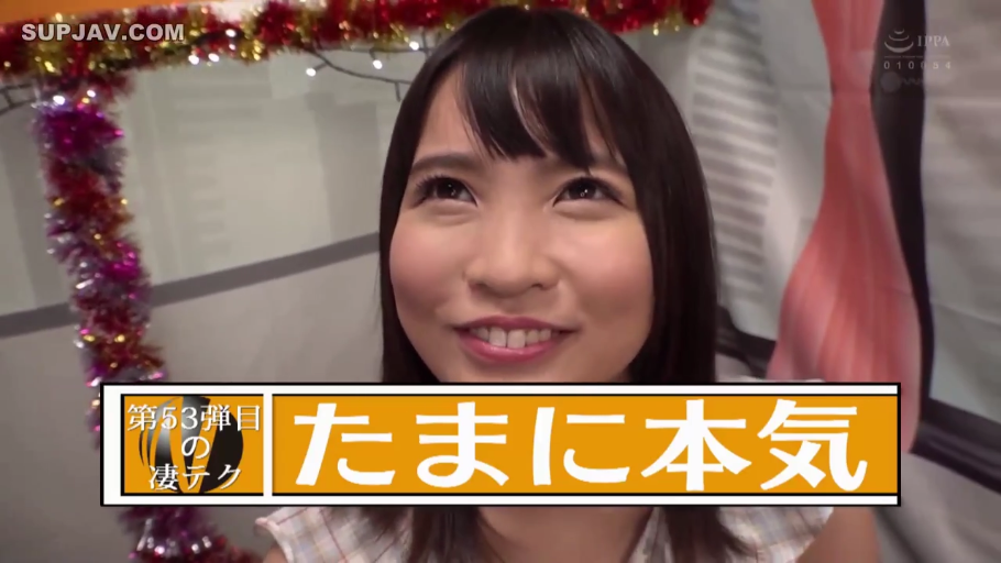 室内 · 脸部特写 · 甜美微笑 · 浅色格纹上衣 · 圣诞挂饰