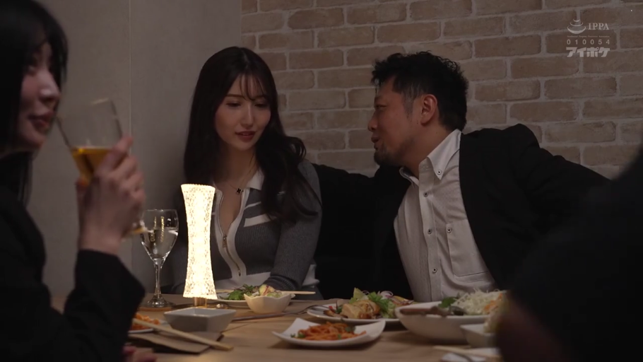 坐姿 · 交谈 · 中景 · 微笑 · 酒杯 · 针织衫 · 餐厅 · 约会