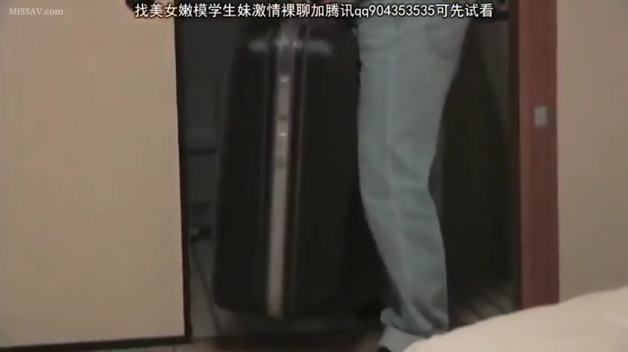 行李箱 · 酒店房间 · 浅蓝色牛仔裤