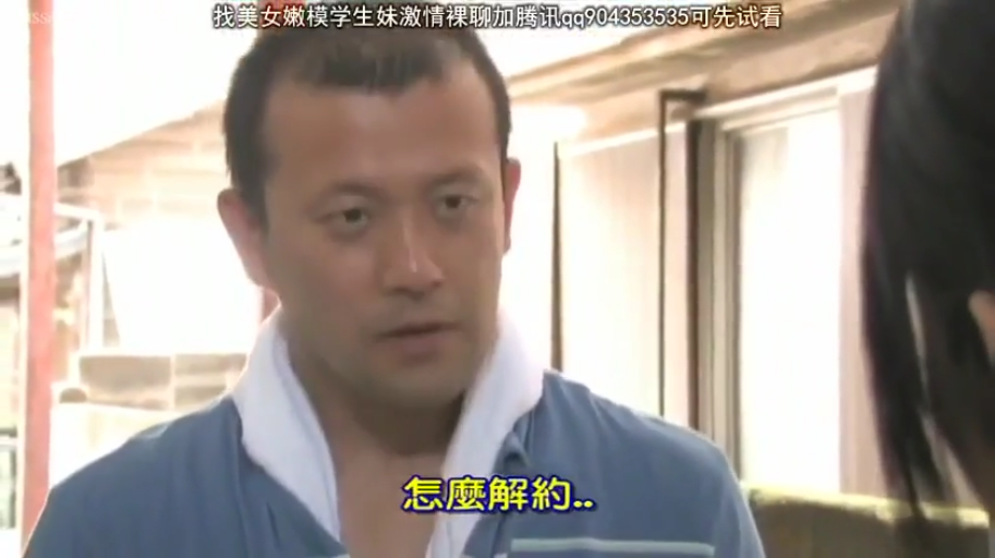 室内 · 焦虑 · 男性面部特写 · 白色毛巾 · 蓝色休闲衫