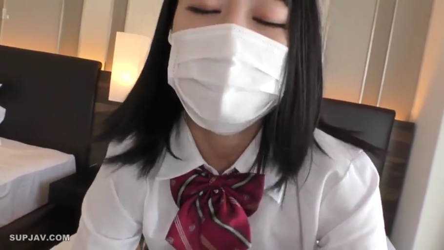 口罩特写 · 沉浸感 · 酒店卧室 · 室内灯光 · 白色学生衬衫 · 白色医用口罩