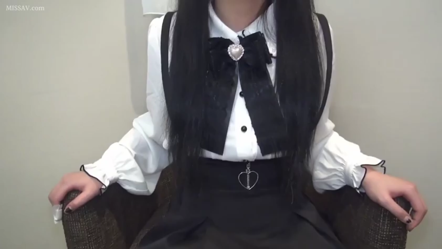 室内 · 镜头外视线 · 胸前装饰细节 · 黑色蝴蝶结领结 · 心形腰带扣 · 手指涂有黑色指甲油
