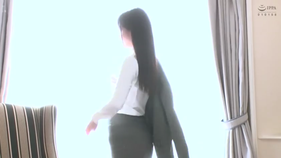 平静 · 窗前 · 深色西装裙 · 背影特写 · 光线明亮