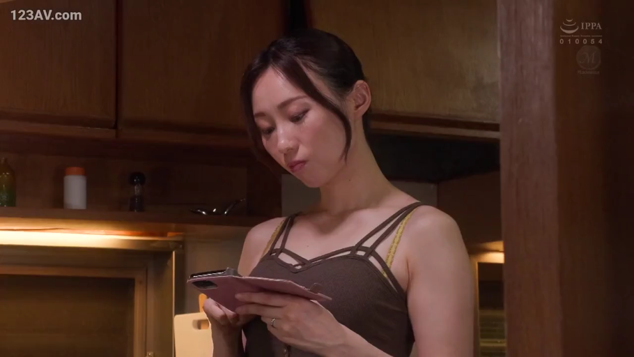 专注 · 站立 · 厨房 · 手机 · 上半身 · 熟女 · 吊带衫 · 玩手机