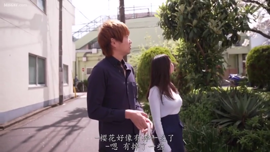 中景 · 自然 · 户外街道 · 深色衬衫 · 侧身站立 · 塑料袋 · 漫步交谈