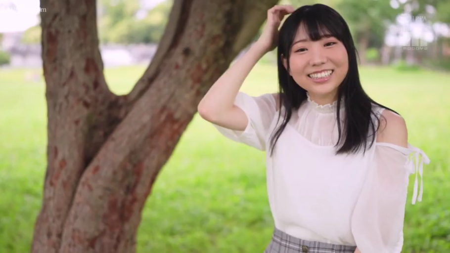 甜美 · 半身 · 日系 · 户外公园 · 微笑面对镜头 · 站立撩发 · 白色一字肩上衣