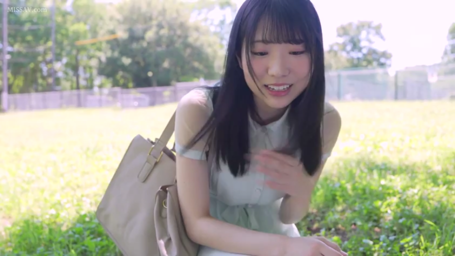 蹲姿 · 微笑 · 半身特写 · 手提包 · 清纯 · 户外草地 · 白色连衣裙 · 整理头发