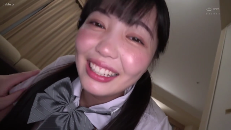 室内 · 俯身 · 脸部特写 · 微笑 · 第一人称视角 · 对视 · JK制服 · 蝴蝶结