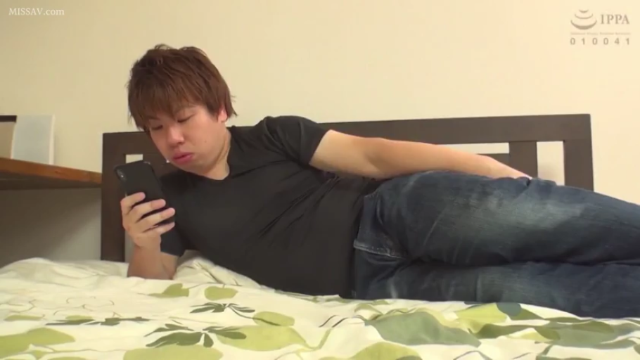 专注 · 卧室 · 中景 · 看手机 · 手机 · 黑色短袖 · 男性 · 侧卧