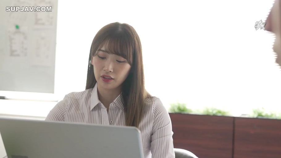 坐姿 · 专注 · 办公室 · 条纹衬衫 · 职场女性 · 笔记本电脑 · 上半身 · 办公