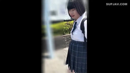 淡然 · 户外 · 深色百褶格纹裙 · 双肩背包 · 脸部中景 · 日常装束