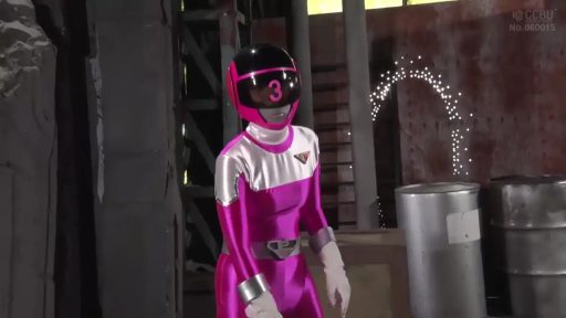 站立 · 中景 · 注视 · 头盔 · 紧身衣 · 废弃工厂 · 无法辨认 · 特摄