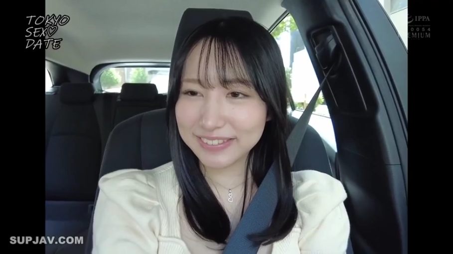 微笑 · 安全带 · 汽车内部 · 脸部正面特写 · 米白色针织上衣