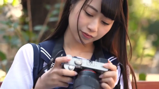 坐姿 · 中景 · 户外 · 水手服 · 长发 · 温柔 · 单反相机 · 查看相机