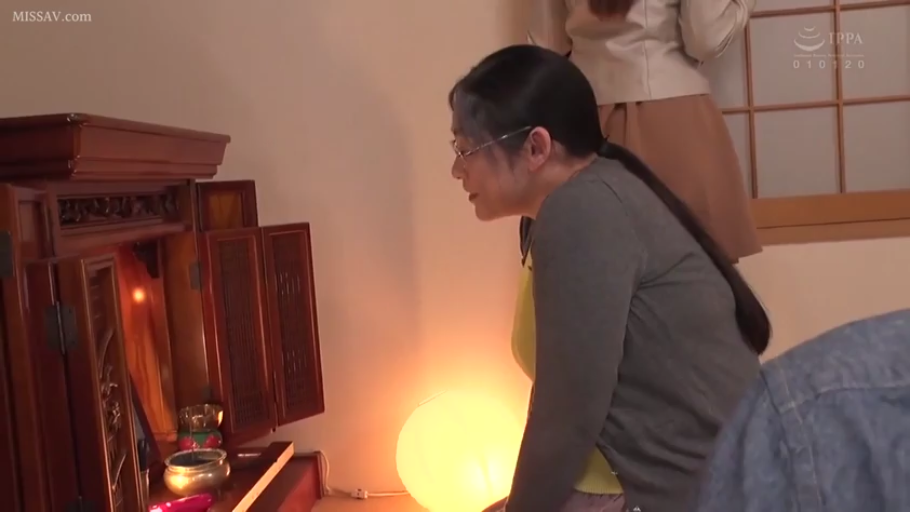佛龛前 · 集中 · 针织外套 · 香炉 · 暖色调灯光 · 侧面头部特写