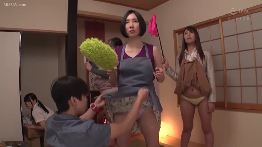和室 · 围裙 · 围裙 · 裙下特写 · 女性表情呆滞